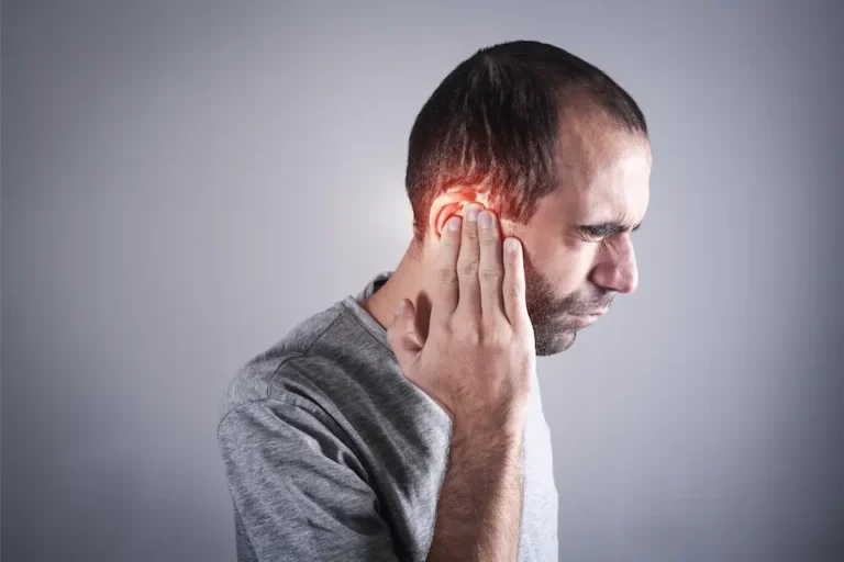 Uomo che si tocca l'orecchio in cui prova fastidio a causa dell'acufene.